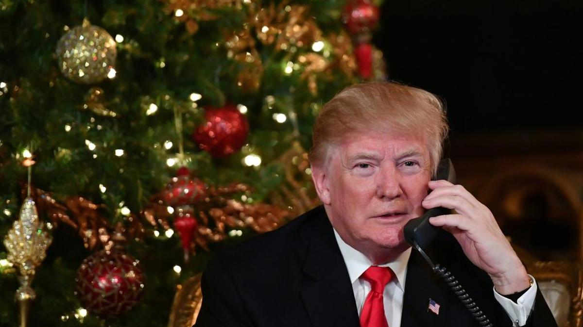 El presidente de EEUU, Donald J. Trump, participa en llamadas telefónicas por Navidad en Mar-a-Lago en Palm Beach, Florida, el 24 de diciembre de 2017.