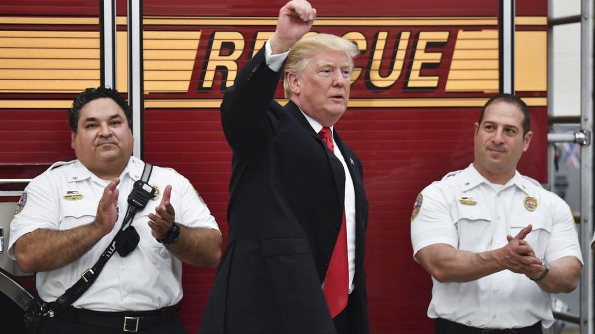 El presidente de EEUU, Donald Trump, hace un gesto mientras visita una estación de bomberos de West Palm Beach en West Palm Beach, Florida, el 27 de diciembre de 2017.