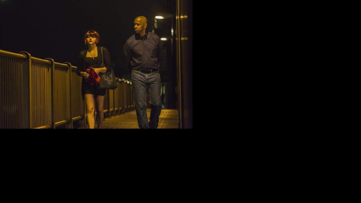 
La actriz Chloe Grace Moretz, interpreta al personaje de Teri, camina junto a McCall (Denzel Washington) por un puente de Boston en una escena del filme The Equalizer.
