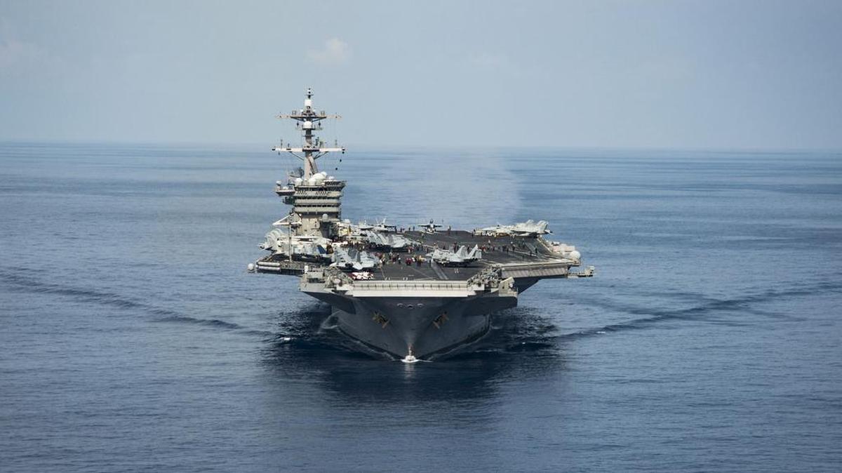 Una imagen obtenida de la marina de guerra de EEUU muestra ael portaaviones USS Carl Vinson en el mar de China meridional mientras que conducía operaciones el 9 de abril de 2017.