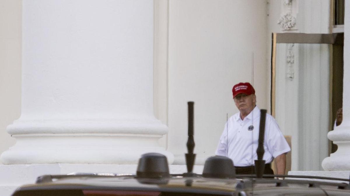 El presidente Donald Trump sale de la Casa Blanca en Washington para viajar al Club Nacional de Golf Trump en Sterling, Virginia, el domingo 22 de octubre de 2017.
