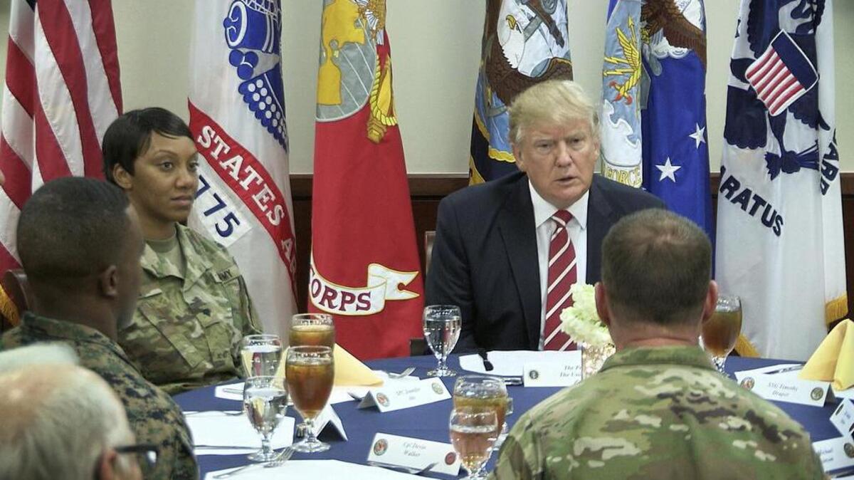 El presidente Donald Trump habla con miembros del ejército en la base de la Fuerza Aérea MacDill, en Florida, el 6 de febrero del 2017.