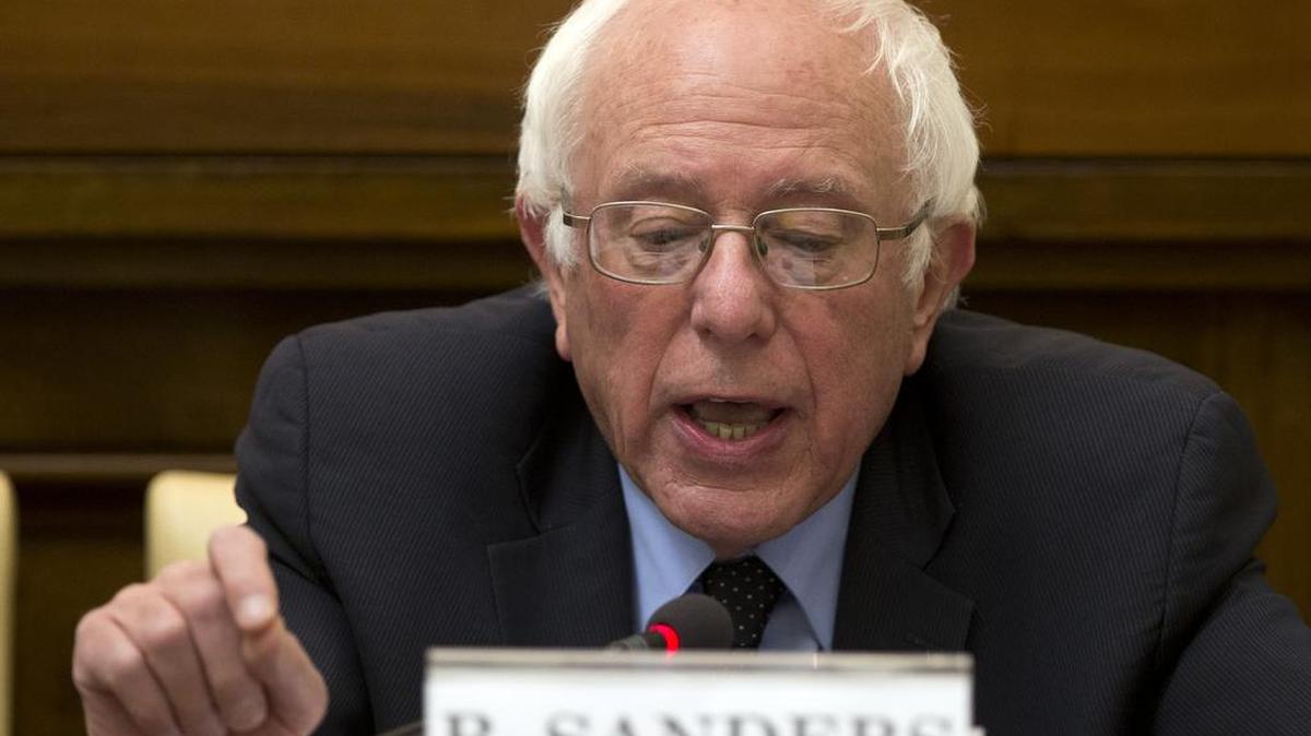 El precandidato demócrata a la presidencia de Estados Unidos Bernie Sanders, que predica por una revolución política, se reunió brevemente este sábado en el Vaticano con el papa Francisco.
