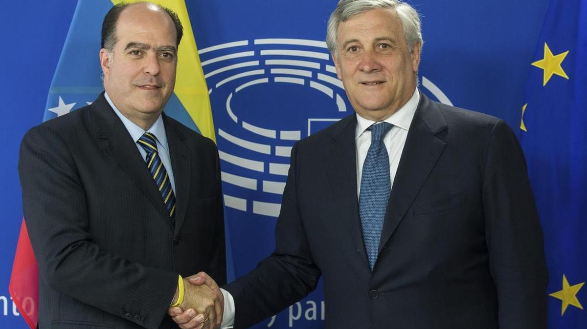El presidente del Parlamento Europeo (PE), Antonio Tajani (d), da la bienvenida al presidente de la Asamblea Nacional de Venezuela, el opositor Julio Borges, antes de su reunión en el PE en Bruselas (Bélgica), el 31 de mayo de 2017.