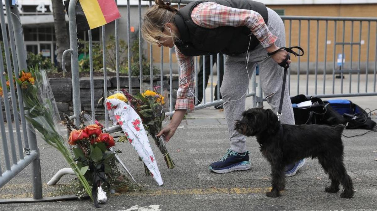 Una mujer deja flores en el lugar donde el martes ocho personas murieron arrolladas en lo que las autoridades han calificado de atentado terrorista.