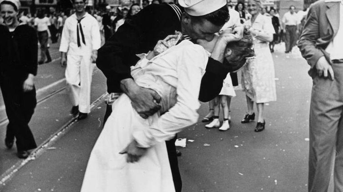 La icónica foto en Time Square del día del final de la II Guerra Mundial. Un marinero besa apasionadamente a una enfermera en plena calle.