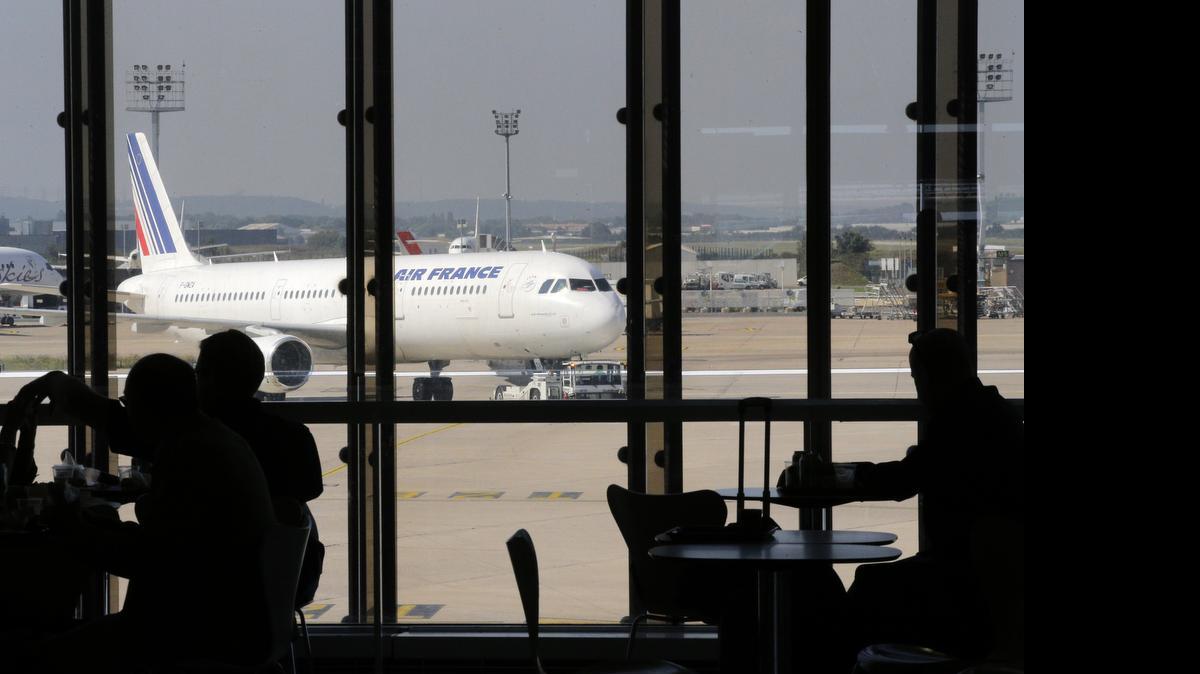 
Una aeronave de Air France procedente de París tuvo que ser escoltada el lunes por aviones militares hasta el principal aeropuerto de Nueva York tras una amenaza hecha por medio en llamada anónima

