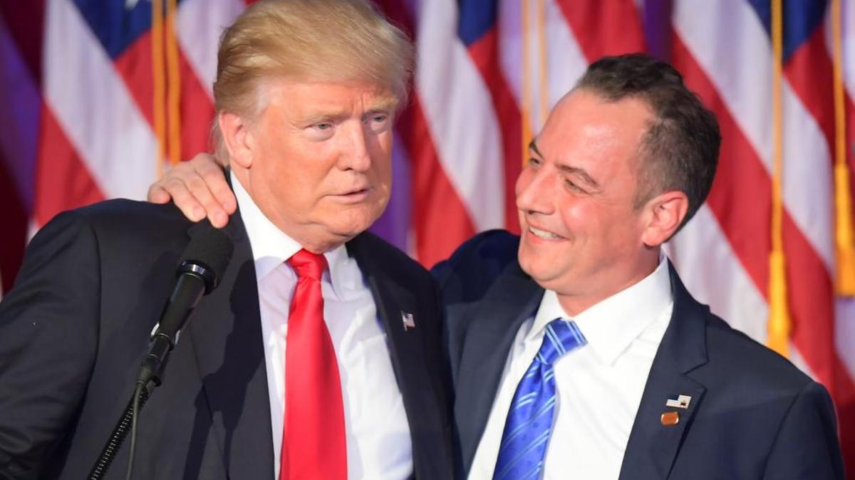 El presidente electo Donald Trump es felicitado por Reince Priebus tras ganar las elecciones presidenciales.