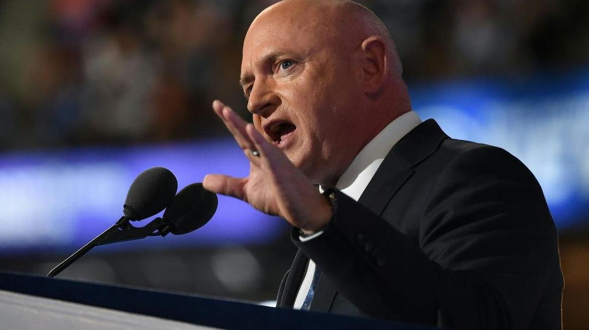 En esta foto de archivo tomada el 27 de julio de 2016, el ex astronauta Mark Kelly se dirige a los delegados en la Convención Nacional Demócrata en el Centro Wells Fargo en Filadelfia, Pensilvania.
