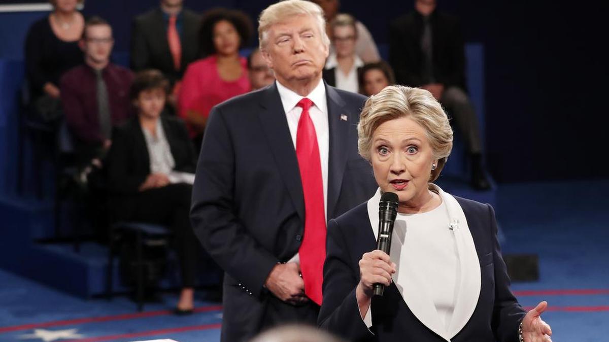 Hillary Clinton y Donald Trump durante un debate en la campaña por las elecciones presidenciales el 9 de octubre del 2016.