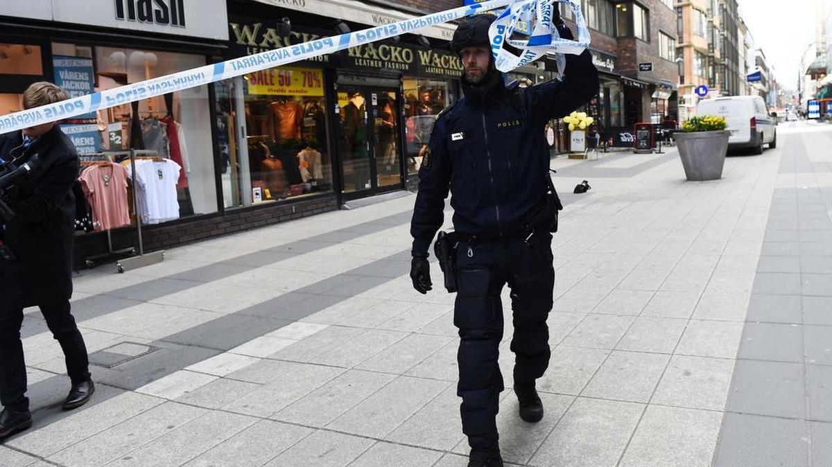 Un agente de la policía acordona el lugar donde un camión se estrelló en la tienda Ahlens en Drottninggatan en el centro de Estocolmo, 7 de abril de 2017.