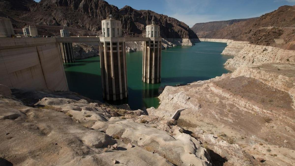 El lago Mead, la mayor reserva de agua de Estados Unidos, sufre su menor nivel en los últimos 40 años.