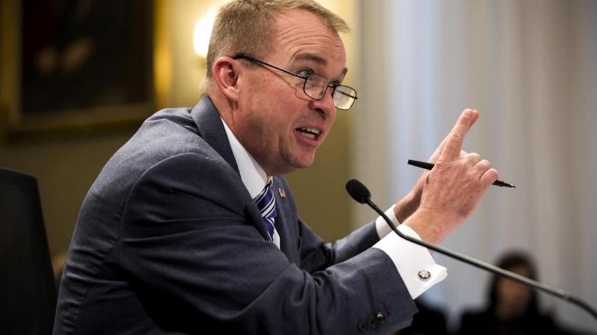 El director de la Oficina de Gestión y Presupuesto de la Casa Blanca, Mick Mulvaney, comparece en una audiencia ante el comité de Presupuestos del Senado, para hablar sobre la propuesta presupuestaria del presidente estadounidense, Donald Trump, en el Capitolio en Washington, Estados Unidos, el 24 de mayo de 2017.