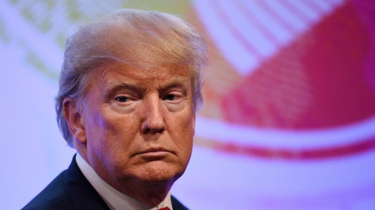 El presidente estadounidense, Donald J. Trump, tras posar para una foto de familia durante la 40(TM) cumbre conmemorativa ASEAN-EEUU, celebrada en el ámbito de la cumbre de la Asociación de Naciones del Sudeste Asiático (ASEAN) en Manila (Filipinas) el 13 de noviembre de 2017.