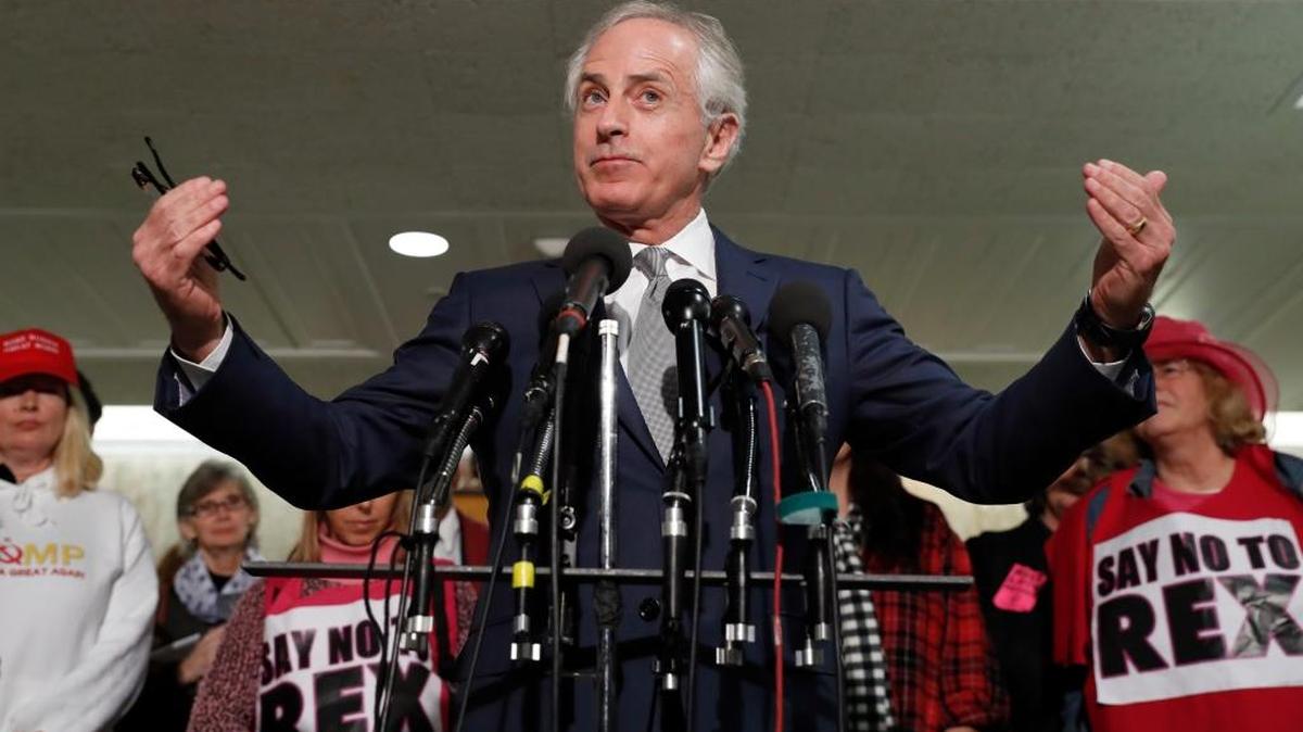 Bob Corker, presidente de la Comisión de Relaciones Exteriores del Senado, habla a los medios el 23 de enero en Washington.