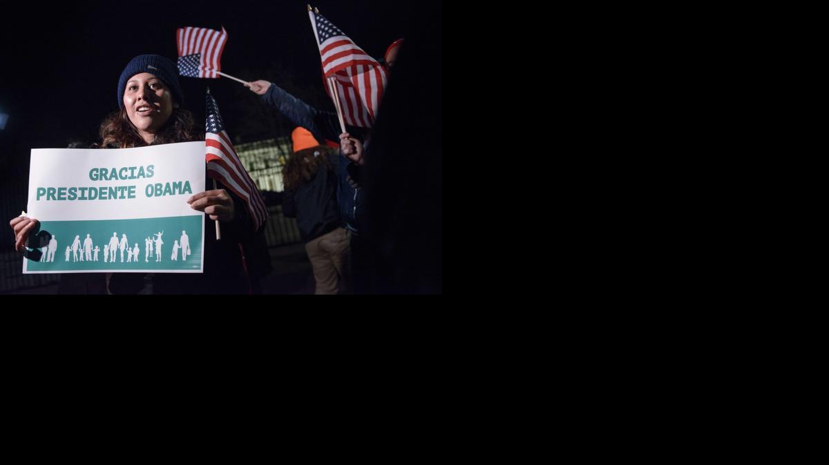 
Activistas a favor de los inmigrantes celebran frente a la Casa Blanca la orden ejecutiva del presidente Barack Obama, el jueves 20 de noviembre del 2014, en Washington. 
