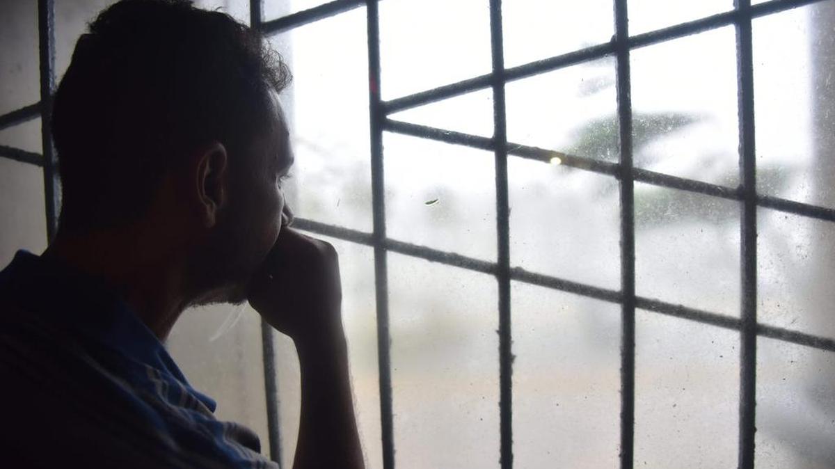 Un hombre mira como los árboles son derribados en un estacionamiento en el Coliseo Roberto Clemente en San Juan, Puerto Rico, el 20 de septiembre de 2017, durante el paso del huracán María.