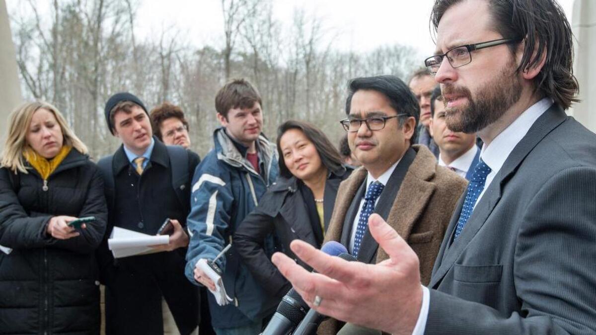 Los abogados de la ACLU, Omar Jadwat y Justin Cox entregan comentarios a los medios de comunicación fuera del Tribunal de Distrito de los Estados Unidos, Distrito Sur de Maryland, 15 de marzo de 2017, en Greenbelt, Maryland.