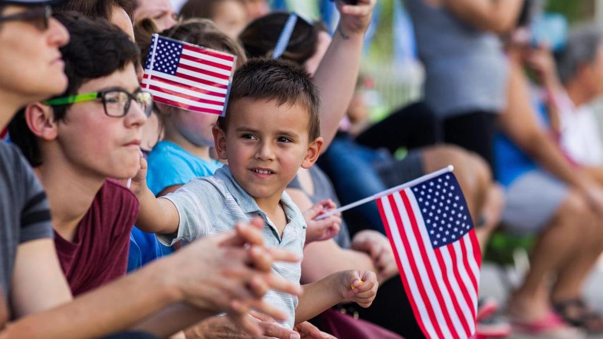 Danny Álvarez agita una bandera durante la celebración del Día de los Veteranos en Coconut Grove, Miami, el viernes 10 de noviembre del 2017.