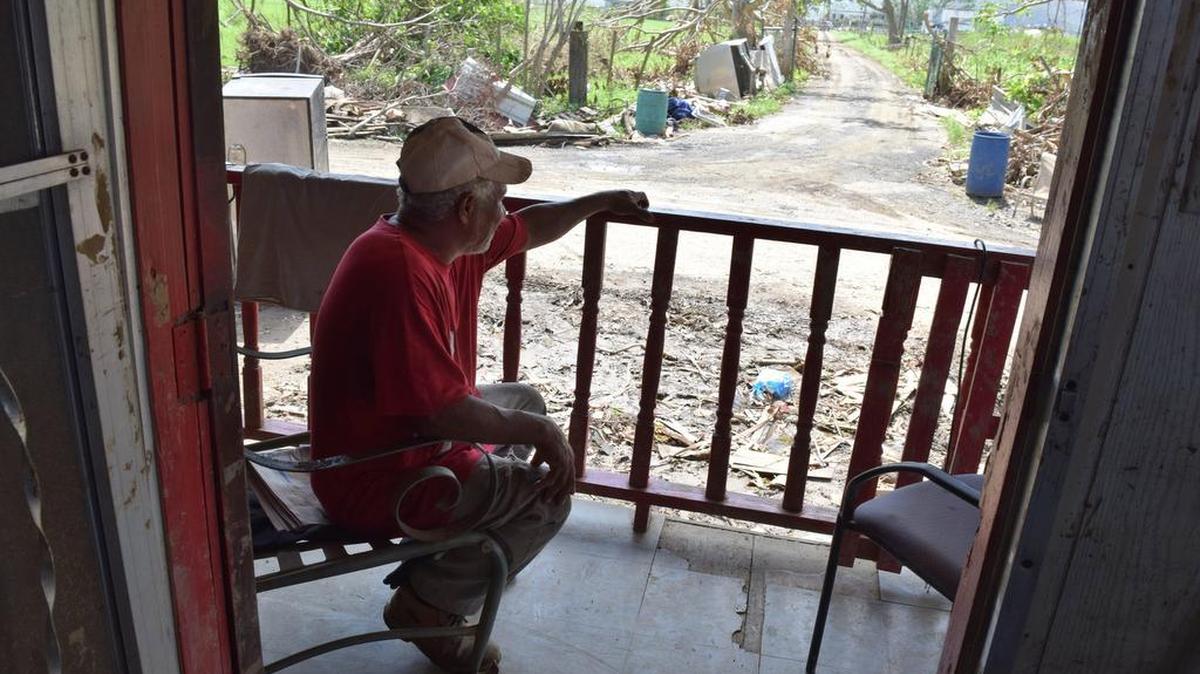 Alberto Cabrera, de 60 años y la persona más joven en Media Luna, Puerto Rico, toma un descanso después de ayudar a limpiar la casa dañada de un vecino de 93 años.