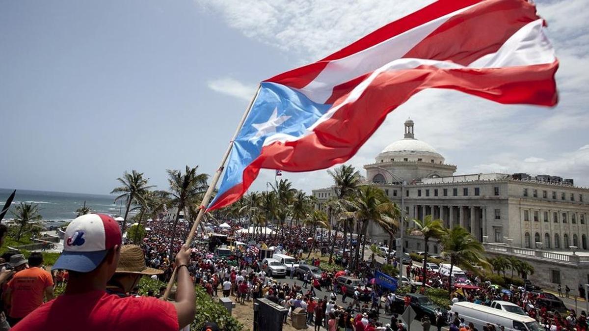Una manifestación en San Juan ante la casa de gobierno por la crisis financiera de la isla.