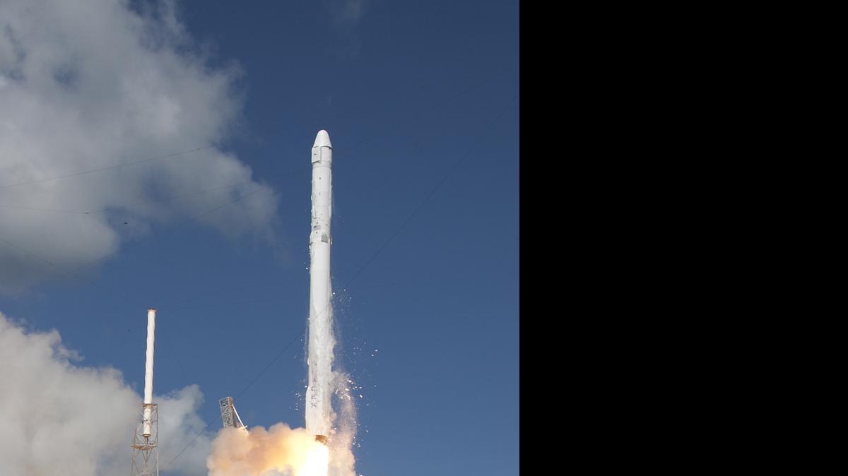 
El cohete SpaceX Falcon 9 durante su lanzamiento en Cabo Cañaveral a finales de junio.
