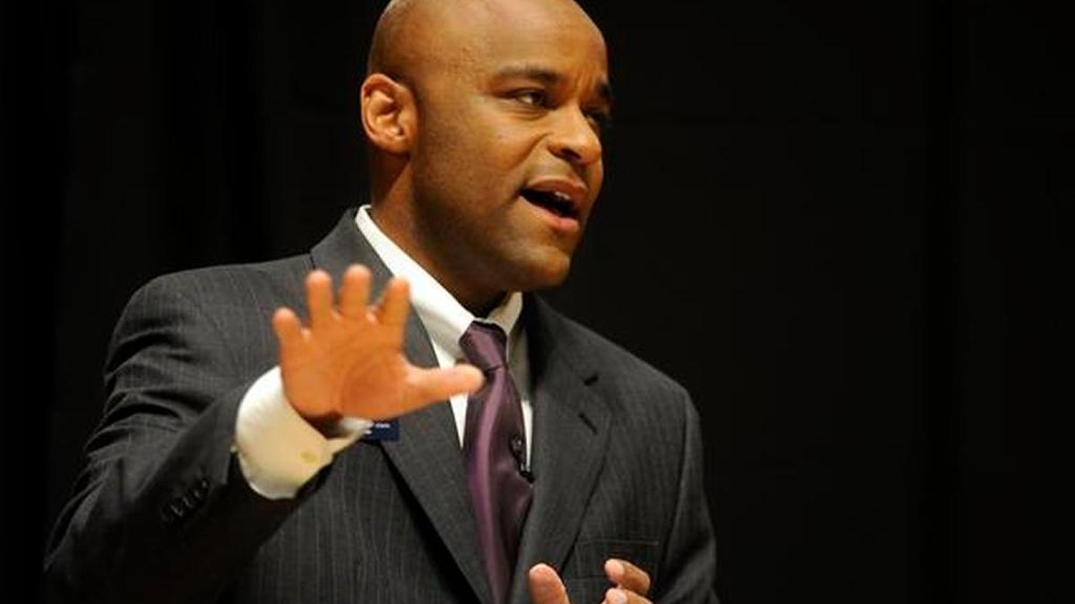 Michael Hancock, alcalde de Denver, quiere que se reforme el sistema penal federal para que las cárceles no estén llenas de hispanos y afroamericanos.