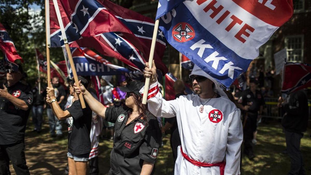 Las protestas de Ku Klux Klan el 8 de julio de 2017 en Charlottesville, Virginia. El KKK está protestando por la remoción planeada de una estatua del general Robert E. Lee, y pidiendo la protección de los monumentos confederados del sur.