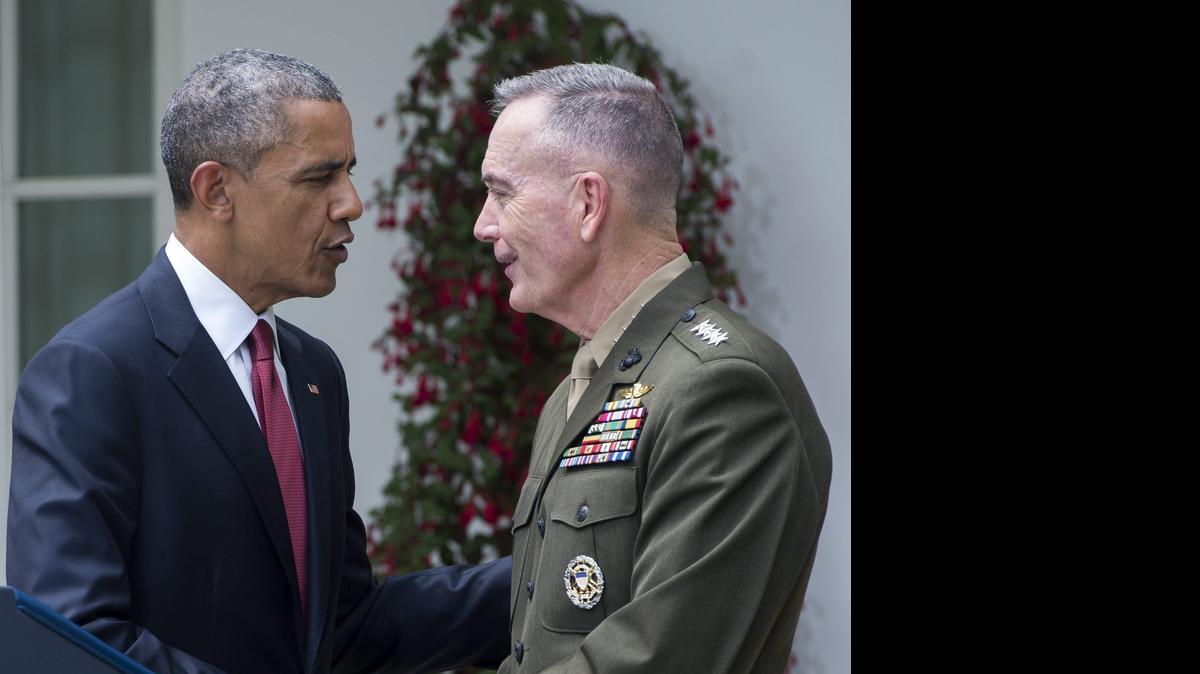 
El presidente de Estados Unidos, Barack Obama (izq.), estrecha el martes la mano del general Joseph Dunford, nominado para ser el próximo jefe del Estado Mayor Conjunto de las Fuerzas Armadas.


