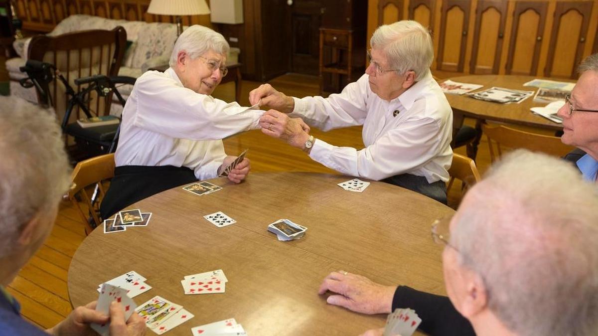Las hermanas gemelas de 92 años tomaron los hábitos en 1944, a los 19 años, y se unieron a las Hermanas de San Benedicto. Hoy en día viven en el Monasterio de la Inmaculada Concepción. Al fondo a la izq. la Hna. Mary Carmel; a la derecha la Hna. Mary Carmen.