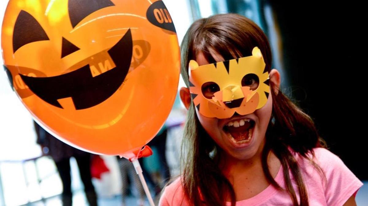 Una niña ruge como un tigre, durante una fiesta de Halloween en Coconut Grove, el 22 de octubre del 2015.