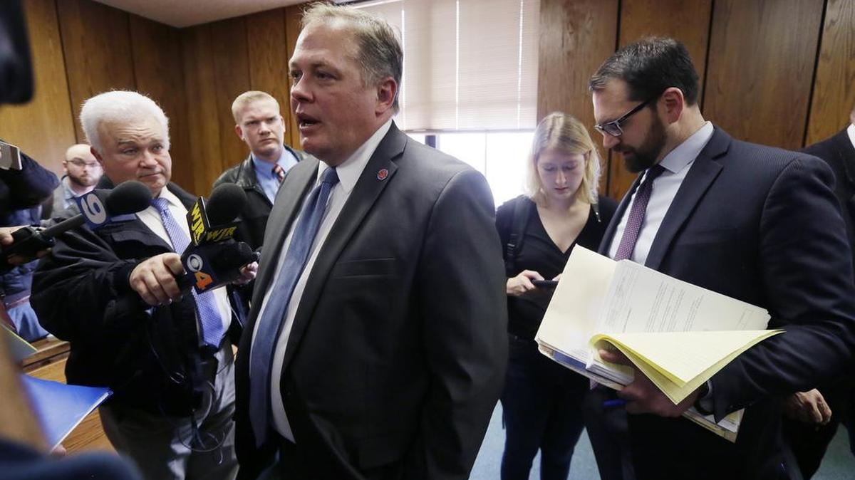 El fiscal Jeff Getting, del condado Kalamazoo, es entrevistado luego de presentar los cargos en contra de Jason Dalton.