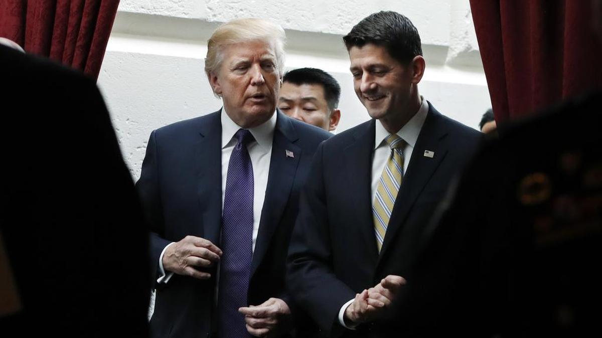 El presidente Donald Trump camina junto al presidente de la Cámara de Representante, Paul Ryan, tras reunirse el jueves con congresistas republicanos en el Capitolio.
