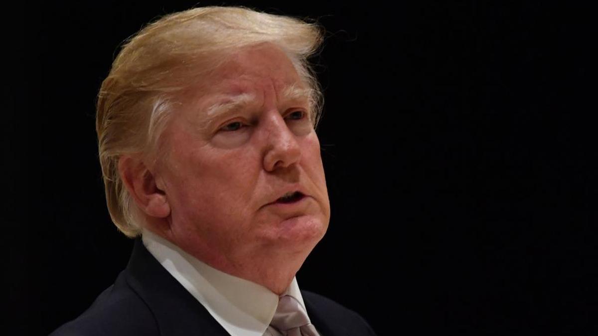 El presidente de EE. UU., Donald Trump, habla con los periodistas en el Trump International Golf Club en West Palm Beach el 14 de enero de 2018.