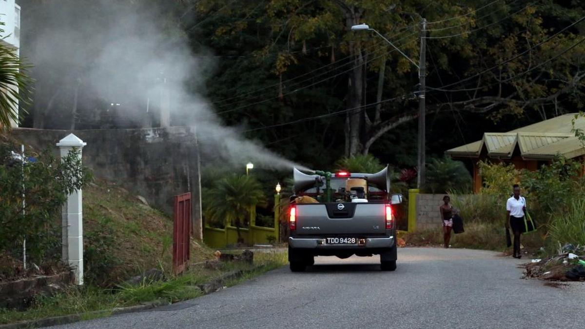 Trabajadores del Departamento de control de insectos del Ministerio de Sanidad de Trinidad y Tobago fumigan con pesticidas en las colinas de Tunapuna, en el sureste de Trinidad y Tobago para contener al al mosquito Aedes egypti que propaga el virus del Zika.
