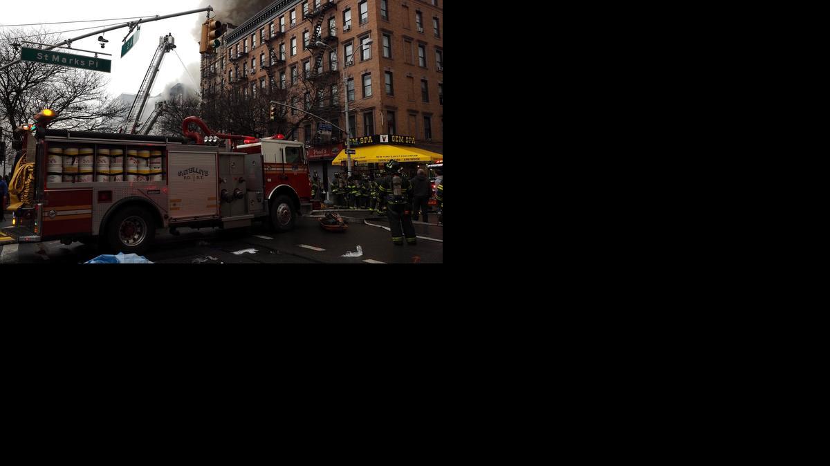<cutline_leadin>Bomberos trabajan</cutline_leadin> para extinguir el fuego de un edificio que colapsó, el jueves, en la parte baja de Manhattan en Nueva York. Reportes aseguran que 12 personas se encuentran heridas.