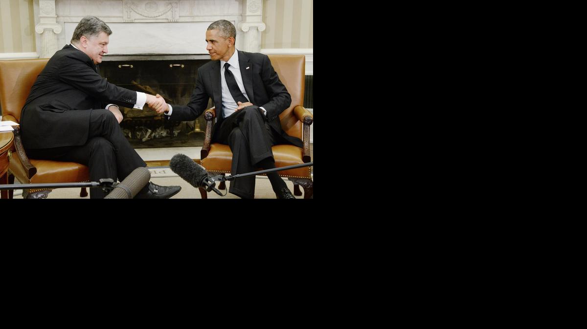 
El presidente Obama estrecha la mano de su homólogo de Ucrania, Petro Poroshenko en la Oficina Oval de la Casa Blanca este jueves.


