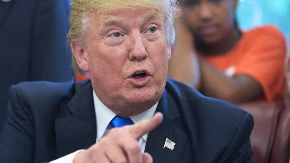 El presidente de los Estados Unidos, Donald Trump, habla antes de firmar un memorándum sobre educación en la Oficina Oval de la Casa Blanca el 25 de septiembre de 2017 en Washington, DC.