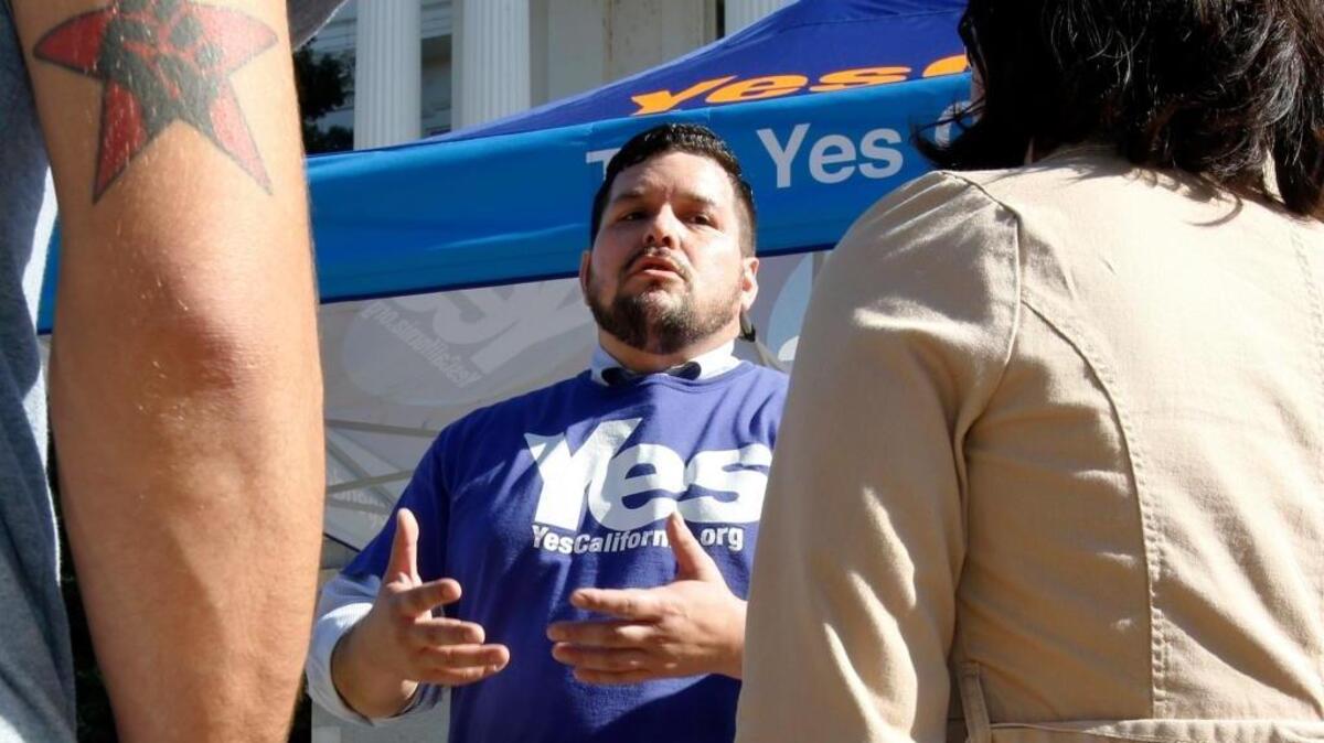 Marcus Ruiz Evans, vicepresidente de la campaña Yes California Independence conversa en Sacramento sobre las ventajas para California de convertirse en una nación independiente.