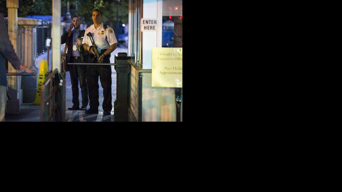 
Un agente y policía del Servicio Secreto vigilan una de las entradas a la Casa Blanca el viernes, durante una evacuación después que un intruso saltara la verja de la residencia presidencial. 
