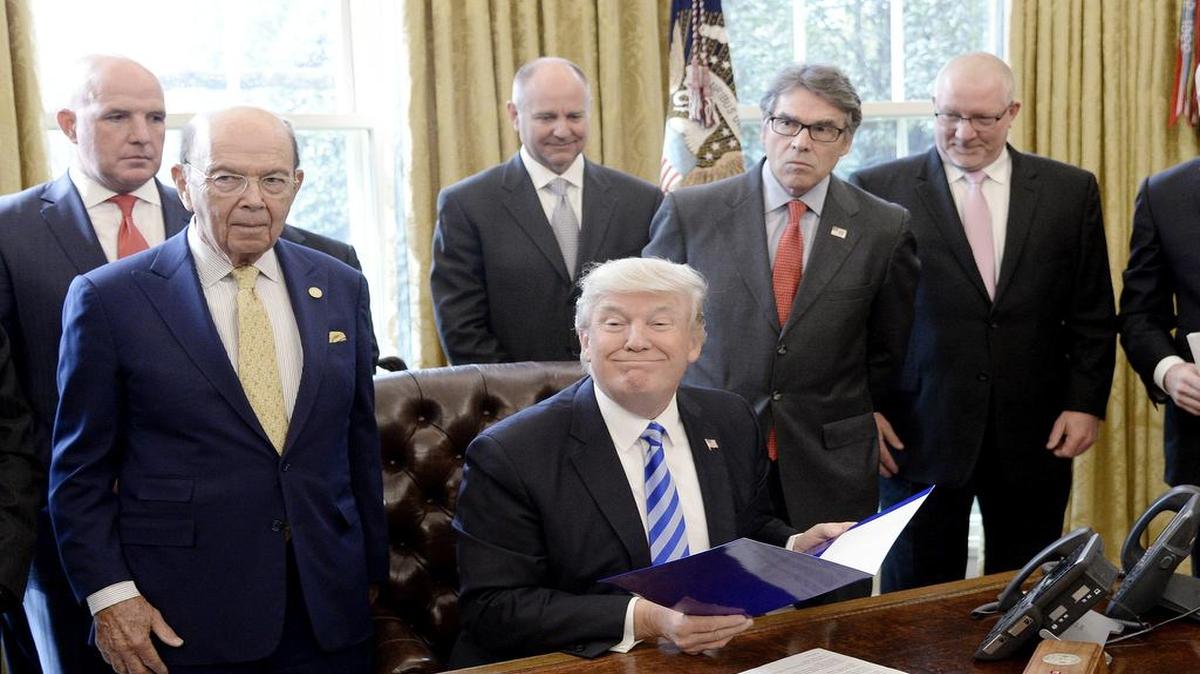 El presidente estadounidense, Donald J. Trump (c), durante una reunión del Consejo Económico Nacional en el despacho oval de la Casa Blanca en Washington, Estados Unidos, el 24 de marzo de 2017.