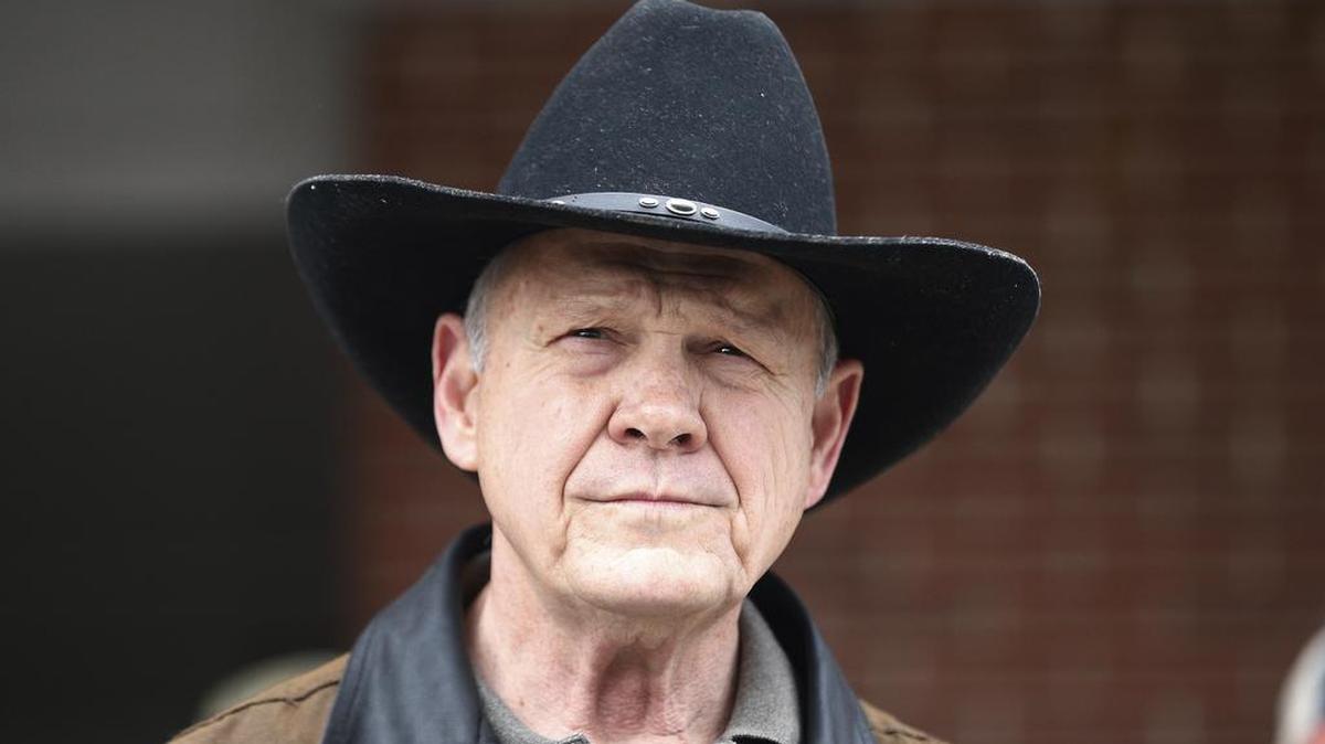 En esta foto de archivo del 12 de diciembre de 2017, Roy Moore, candidato del Senado, habla a los medios de comunicación en Gallant, Alabama. Una mujer que dice que Moore abusó de ella cuando tenía 14 años presentó una demanda por difamación contra Moore y su campaña el jueves 4 de enero de 2018.