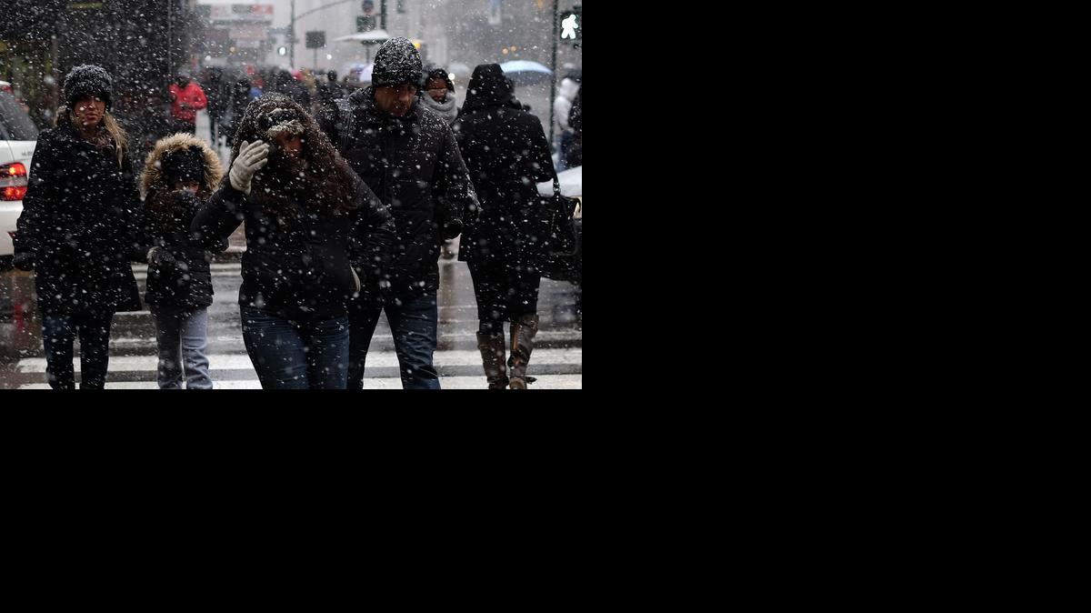 <cutline_leadin>Nueva York</cutline_leadin> y buena parte de la costa noreste de Estados Unidos sufría este viernes una inusual nevada justo en el día del inicio de la primavera.