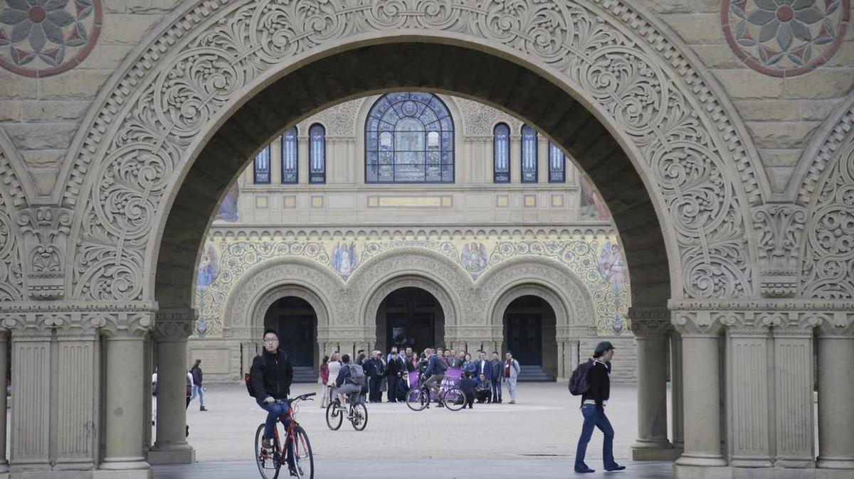 El Programa de Líderes Empresariales Latinos de Stanford (SLELP, en inglés) brinda a los dueños de negocios hispanos la oportunidad de desarrollar sus empresas a través de educación, red de contactos, tutoría y acceso a capital.