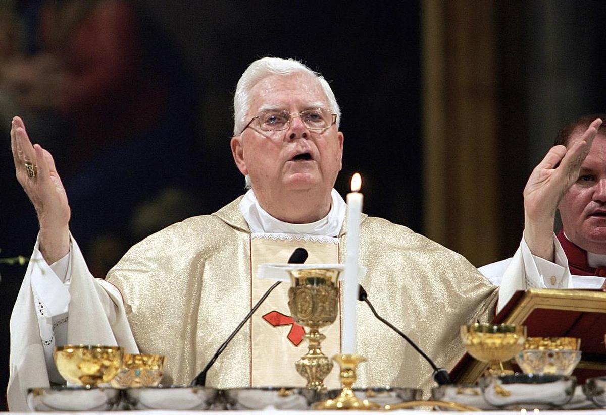El cardenal Bernard Law durante una misa en agosto de 2004 en Roma. Law, acusado de proteger curas pedófilos por décadas en EEUU, falleció el miércoles a los 86 años.