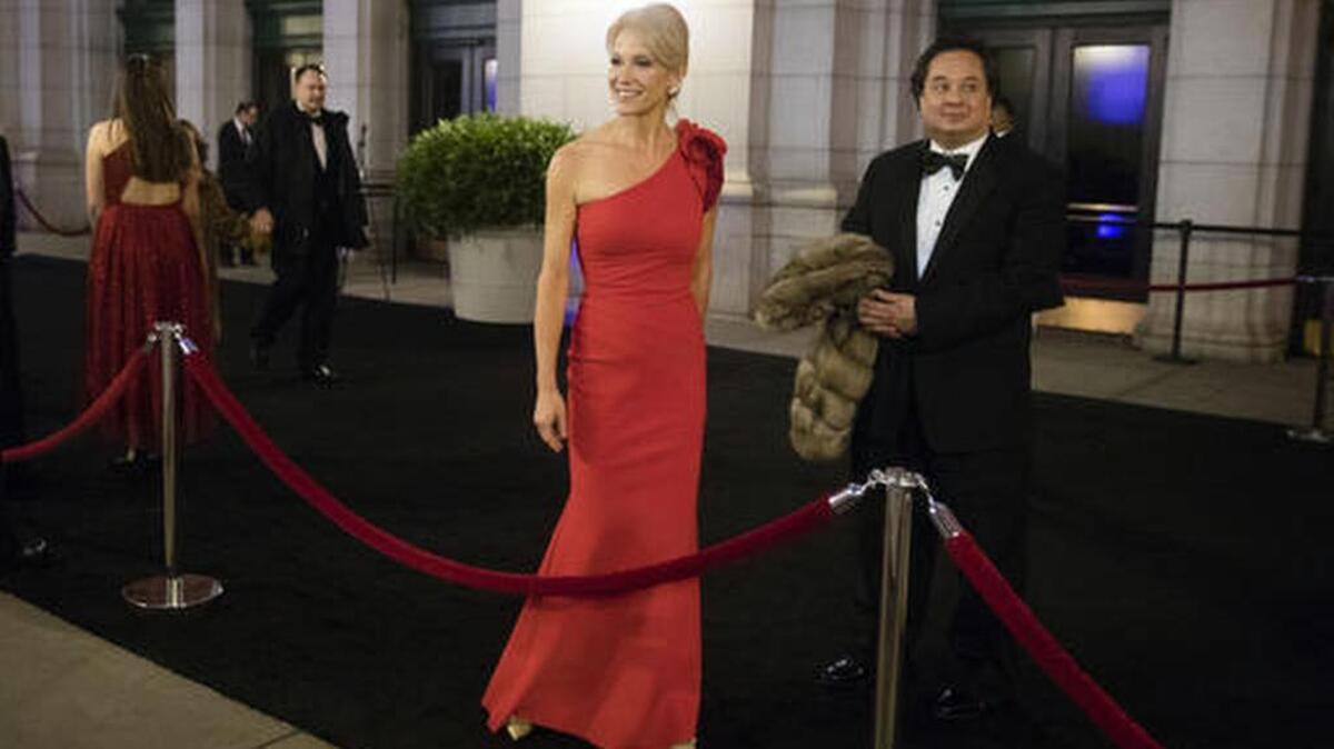 Foto del 19 de enero 2017, la asesora Kellyanne Conway, con su marido, George, llegan a una cena en Washington D.C.