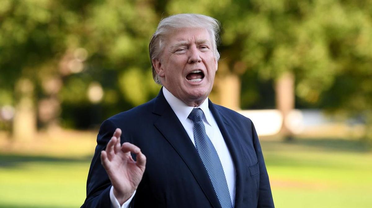 El Presidente de los Estados Unidos, Donald J. Trump, responde a preguntas de la prensa en los jardines de la Casa Blanca en Washington, DC, el 24 de septiembre de 2017.