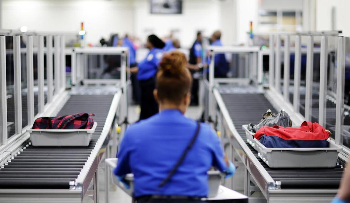 La decisión final de algunos artículos queda a discreción del oficial de la TSA que examina tu maleta de mano.