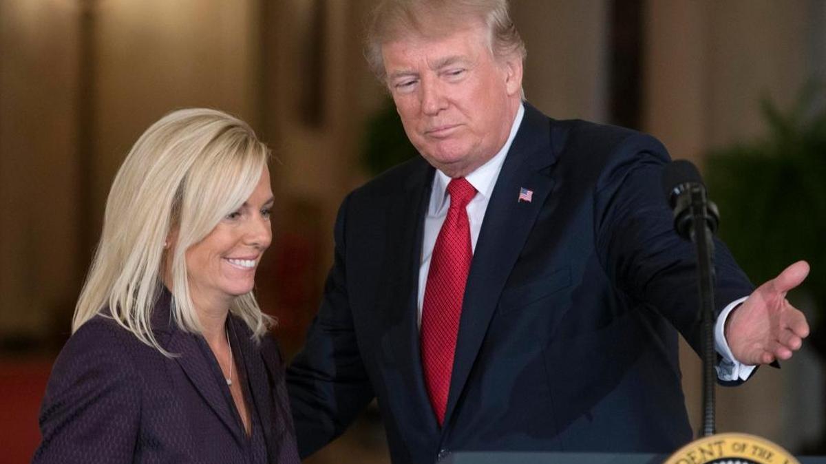 El presidente Donald J. Trump (d), anuncia a Kirstjen Nielsen (i) como su nominada para el puesto de Secretaria de Seguridad Nacional, en la Sala Este de la Casa Blanca en Washington, DC, (EE.UU.), el 12 de octubre de 2017.