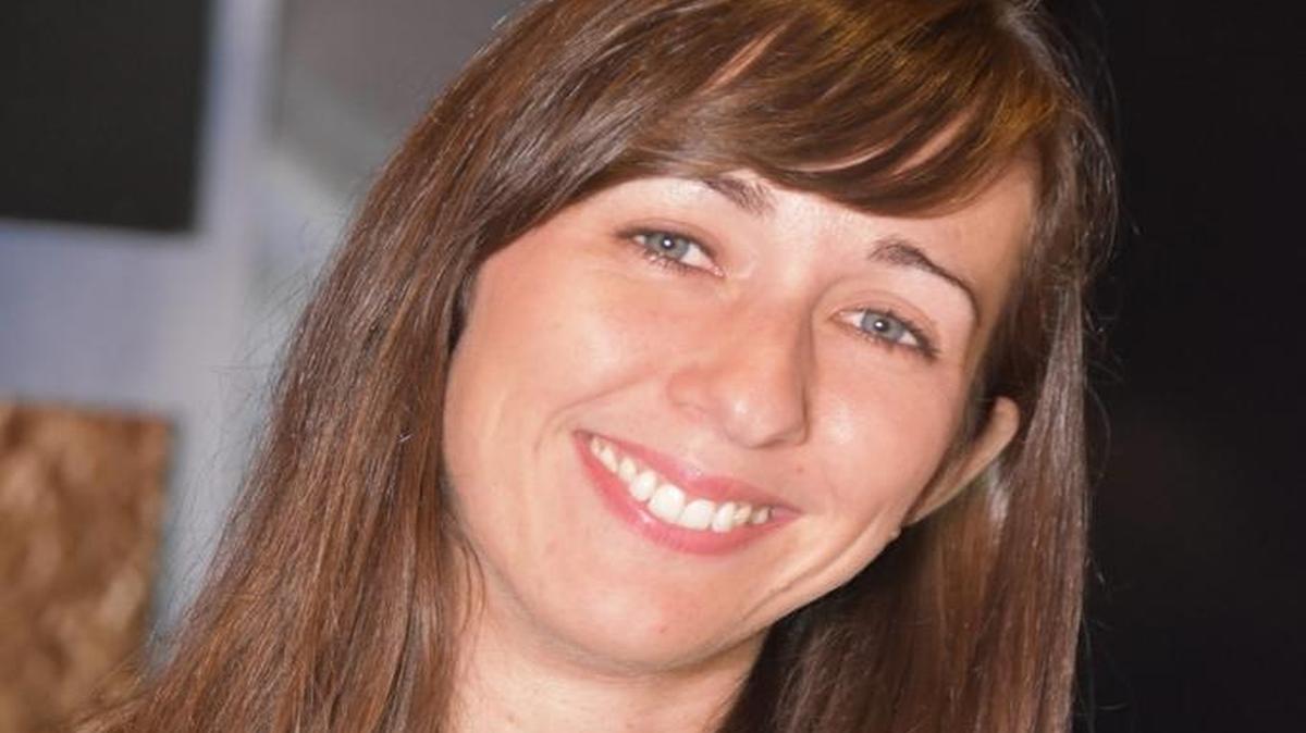 
El padre de la española Sonia Hernández la instruyó en la observación de las estrellas cuando todavía era una niña y actualmente trabaja para JPL-NASA en el diseño de trayectorias de la sonda cósmica Cassini. "Trabajo en el equipo de navegación diseñando maniobras de control para asegurarnos de que el satélite siempre esté lo más cerca posible de la trayectoria de referencia", dijo a Efe la ingeniera aeroespacial. Hacemos eso porque "los científicos quieren conseguir datos específicos de lunas, por ejemplo Saturno tiene más de 60 lunas y Cassini pasa muy cerquita de estas lunas", explicó la especialista del Laboratorio de Propulsión de la Agencia Aeroespacial de Estados Unidos (JPL-NASA), en Pasadena, California. 
